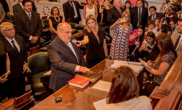 colombi jurando como senador
