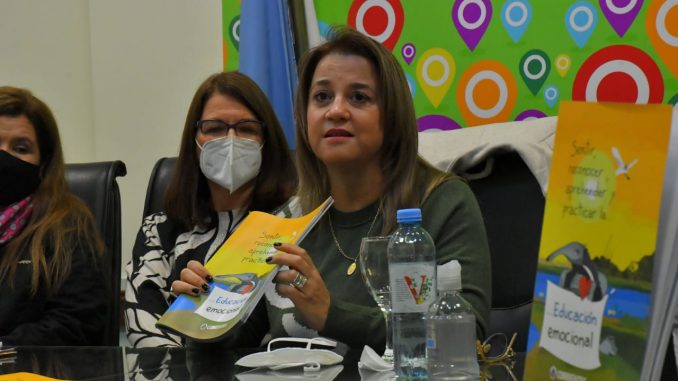 EDUCACIÓN MINISTRA
