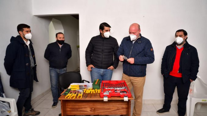 Rivolta entrega de herramientas