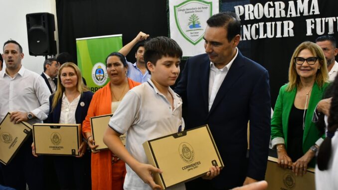 VALDÉS ENTREGA DE NOTEBOOKS EN SAN COSME