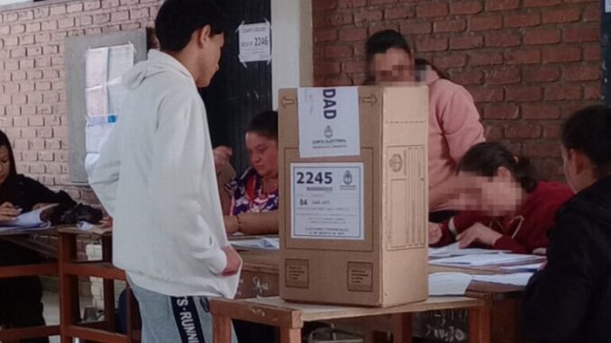 ANALFABETO A CARGO DE UNA MESA